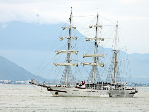 Indian naval ship visits Vietnam - ảnh 1